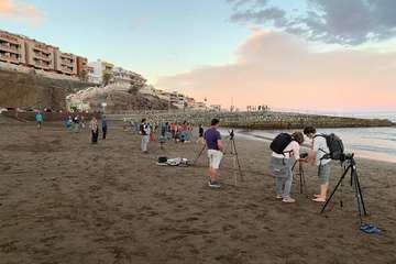  La Luna llena se cuela entre las piernas de Neptuno (Foto TA)