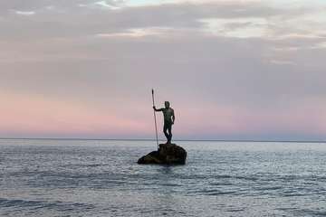  La Luna llena se cuela entre las piernas de Neptuno (Foto TA)