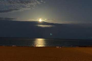  La Luna llena se cuela entre las piernas de Neptuno (Foto TA)