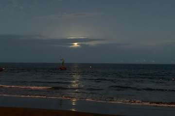  La Luna llena se cuela entre las piernas de Neptuno (Foto TA)