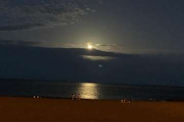  La Luna llena se cuela entre las piernas de Neptuno (Foto TA)