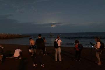  La Luna llena se cuela entre las piernas de Neptuno (Foto TA)