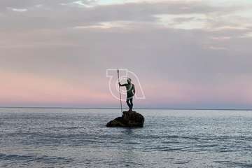  La Luna llena se cuela entre las piernas de Neptuno (Foto TA)