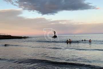  La Luna llena se cuela entre las piernas de Neptuno (Foto TA)