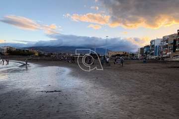  La Luna llena se cuela entre las piernas de Neptuno (Foto TA)