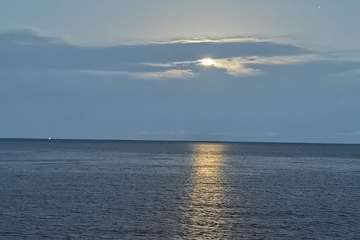  La Luna llena se cuela entre las piernas de Neptuno (Foto TA)