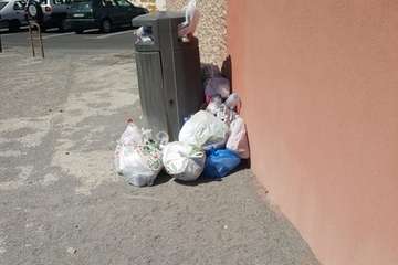  La limpieza brilla por su ausencia en el entorno de la playa de Los Palos, en La Garita (Foto TA)
