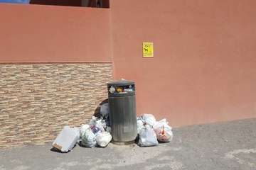 La limpieza brilla por su ausencia en el entorno de la playa de Los Palos, en La Garita (Foto TA)