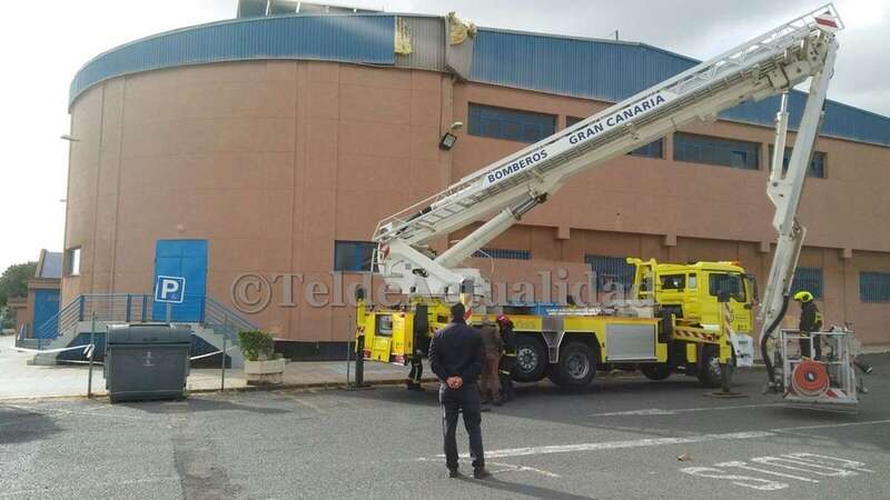 Imagen de archivo de los bomberos actuando en el equipamiento ante una caída de planchas de la cubierta (Foto TA)