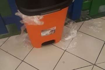 Guantes usados, tirados por el suelo en un centro comercial de Telde (Foto TA)