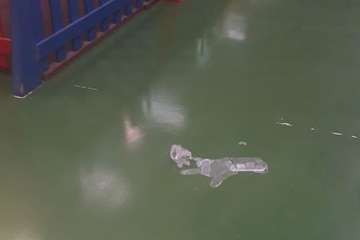 Guantes usados, tirados por el suelo en un centro comercial de Telde (Foto TA)