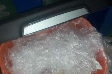 Guantes usados, tirados por el suelo en un centro comercial de Telde (Foto TA)