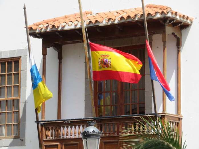 Banderas a media asta días atrás en el Ayuntamiento de Telde por las víctimas mortales del Covid-19 (Foto TA)