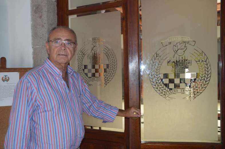 Fernando Rivero, presidente de El Casino de Telde, en la puerta de acceso al centro sanjuanero (Foto TA)