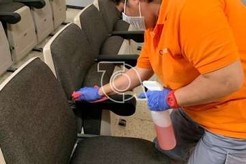 La sociedad cultural El Tabaibal desinfecta sus instalaciones de cara a su reapertura (Foto TA)