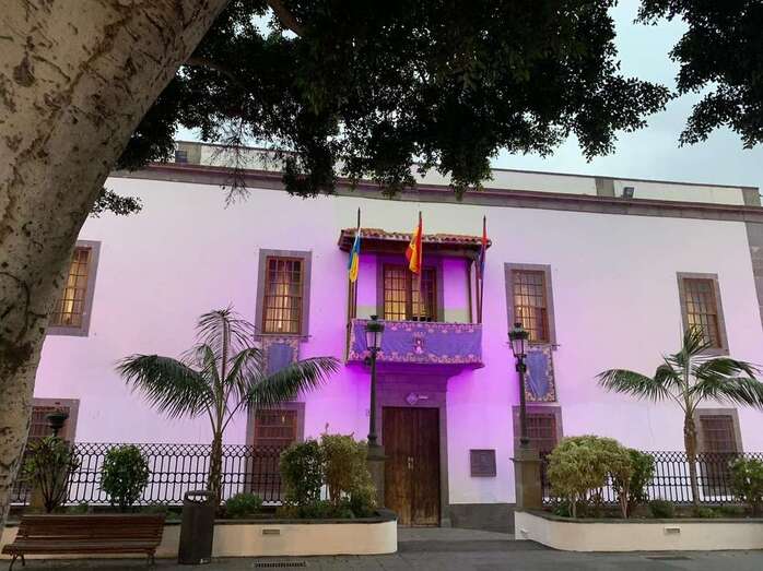 La fachada de las Casas Consistoriales de San Juan, de morado (Foto TA)