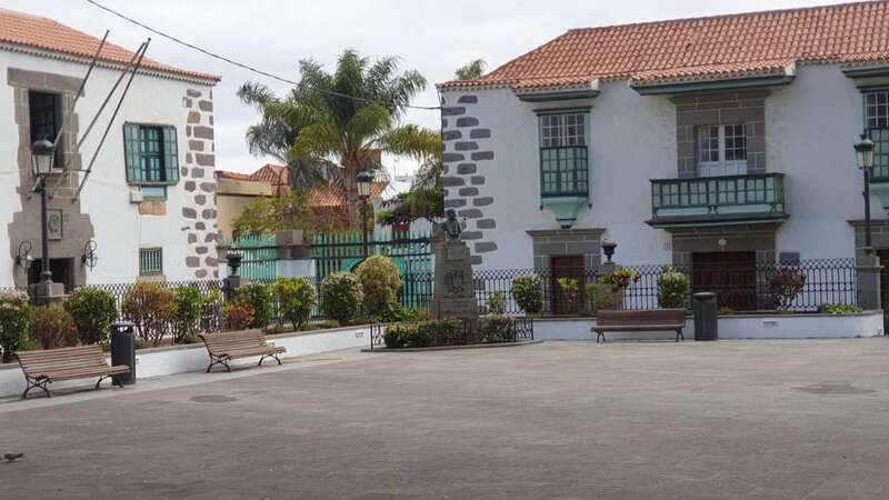 Entorno de la plaza de San Juan conformado por las casonas históricas de El Casino y León y Joven (Foto TA)