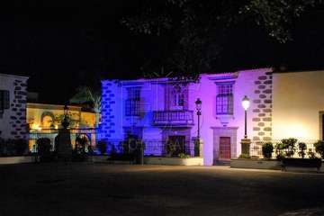 Igualdad ilumina edificios municipales con los colores de la bandera LGTBIQ con motivo del Día del Orgullo (Foto TA)
