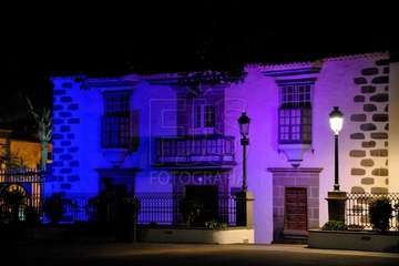 Igualdad ilumina edificios municipales con los colores de la bandera LGTBIQ con motivo del Día del Orgullo (Foto TA)