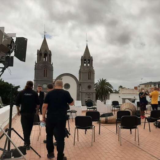 Preparativos para la emisión del programa desde la azotea de las Oficinas Municipales de San Juan (Foto TA)