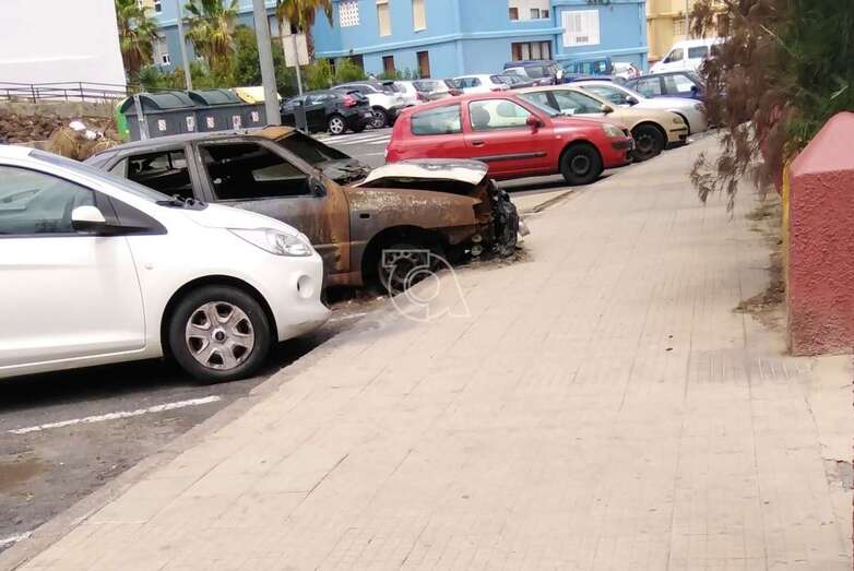 El vehículo permanece meses después en el mismo lugar del incendio (Foto TA)