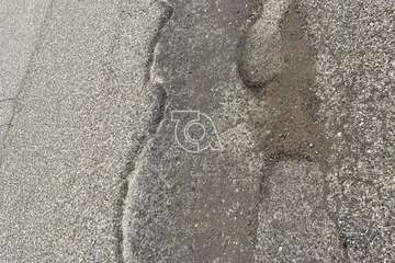 Baches y socavones en la calle de Torriani (Foto TA)