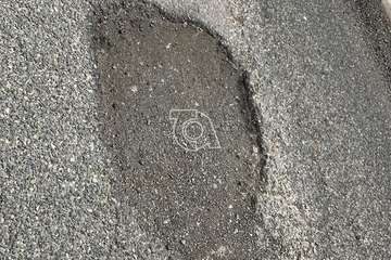 Baches y socavones en la calle de Torriani (Foto TA)