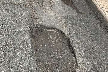 Baches y socavones en la calle de Torriani (Foto TA)