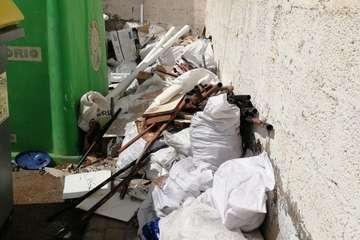 Basura y roedores campan a sus anchas en la calle de Campillo (Telde)