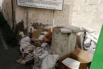 Basura y roedores campan a sus anchas en la calle de Campillo (Telde)