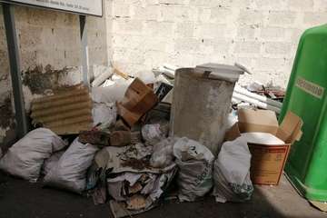 Basura y roedores campan a sus anchas en la calle de Campillo (Telde)