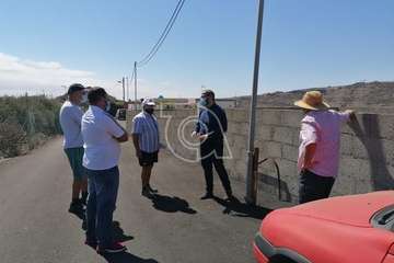 Tres nuevos puntos de luz colman de alegría a Lomo Rayo Bajo, tras el asfaltado del camino (Foto TA)
