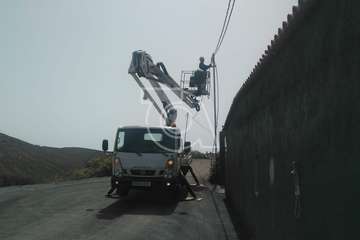 Tres nuevos puntos de luz colman de alegría a Lomo Rayo Bajo, tras el asfaltado del camino (Foto TA)