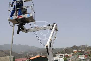 Tres nuevos puntos de luz colman de alegría a Lomo Rayo Bajo, tras el asfaltado del camino (Foto TA)