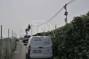 Tres nuevos puntos de luz colman de alegría a Lomo Rayo Bajo, tras el asfaltado del camino (Foto TA)