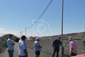 Tres nuevos puntos de luz colman de alegría a Lomo Rayo Bajo, tras el asfaltado del camino (Foto TA)