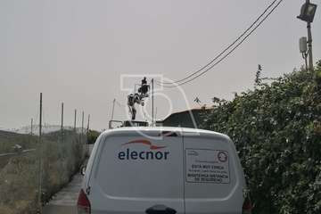 Tres nuevos puntos de luz colman de alegría a Lomo Rayo Bajo, tras el asfaltado del camino (Foto TA)