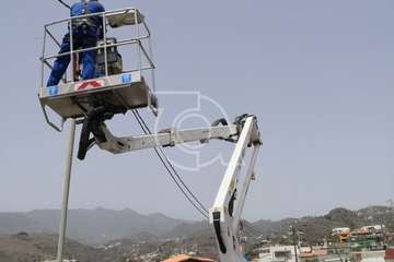 Tres nuevos puntos de luz colman de alegría a Lomo Rayo Bajo, tras el asfaltado del camino (Foto TA)