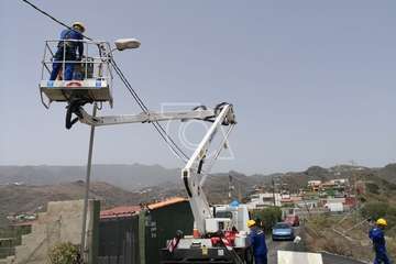 Tres nuevos puntos de luz colman de alegría a Lomo Rayo Bajo, tras el asfaltado del camino (Foto TA)