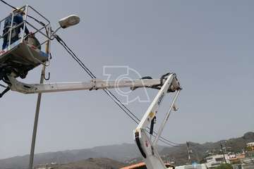 Tres nuevos puntos de luz colman de alegría a Lomo Rayo Bajo, tras el asfaltado del camino (Foto TA)