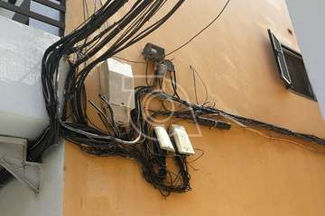 Peligroso enjambre de cables en Salinetas (Foto TA)