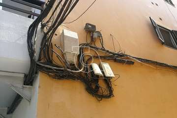 Peligroso enjambre de cables en Salinetas (Foto TA)