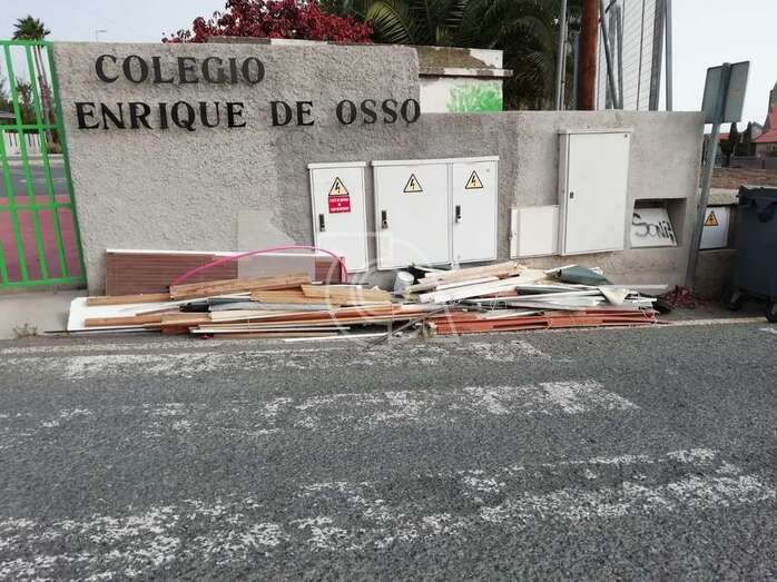 Restos de obra acumulado en la puerta del colegio, junto a un contenedor de basura (Foto TA)