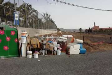  Denuncian al Enrique de Ossó por depositar desechos de obra en la puerta del colegio (Foto TA)