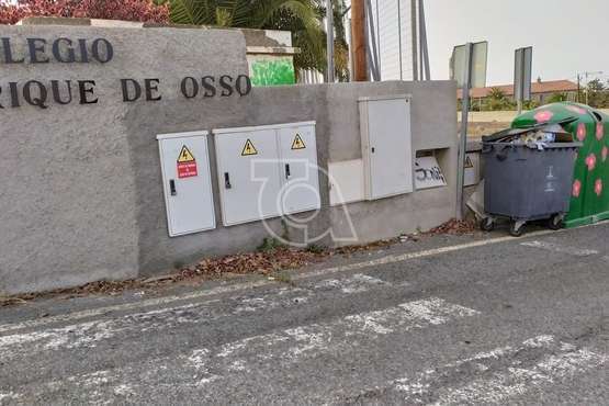  Retirada exprés del material acumulado en la puerta del Colegio Enrique de Ossó (Foto TA)