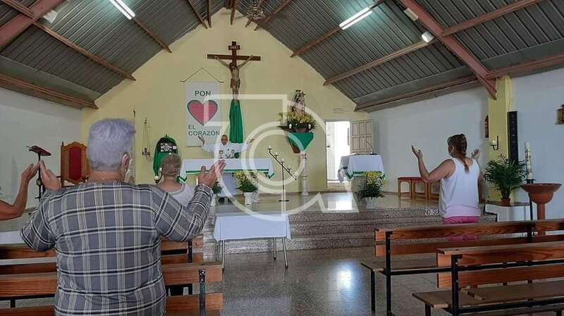Los feligreses oraron por las víctimas de la pandemia con los brazos en alto (Foto TA)
