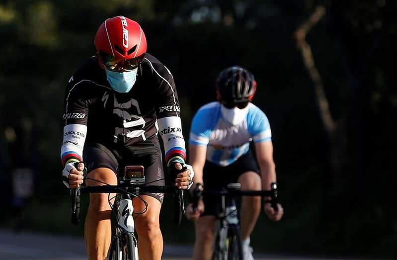 Ciclistas con mascarillas/Multimedia