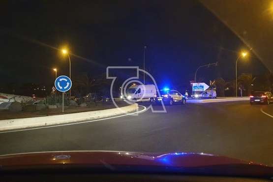Última Hora: Un turismo se empotra contra la rotonda de Las Tazas, en Telde (Foto TA)