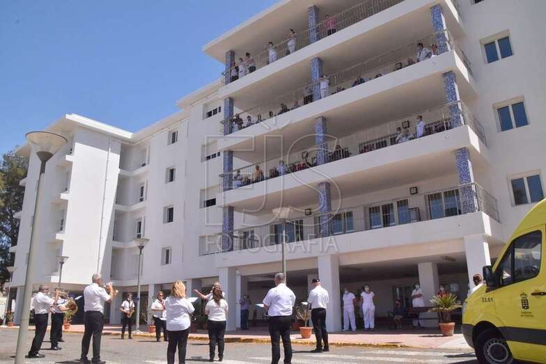 Imagen del concierto a las puertas de la residencia (Foto FJS)