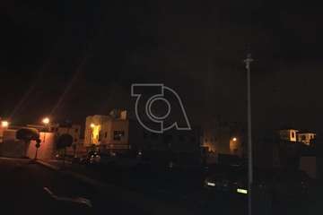  El parquin de Urgencias del Centro de Salud de El Calero, a oscuras (Foto TA)